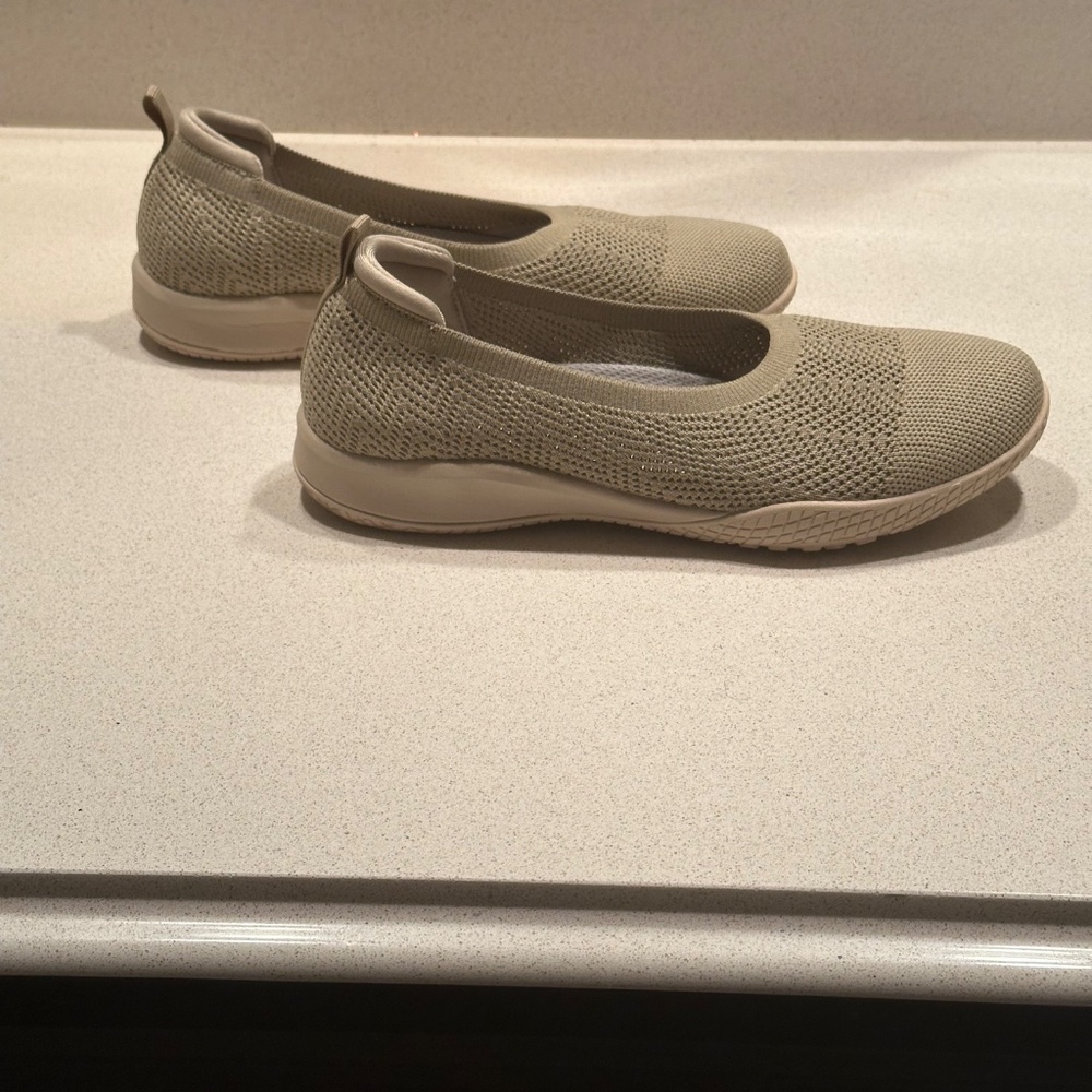 Shoes - Picture 2 of 7